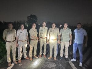ग्रेटर नोएडा के बादलपुर क्षेत्र में पुलिस मुठभेड़ : शातिर चोर घायल, चोरी का माल और हथियार बरामद