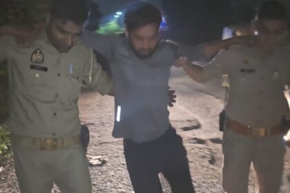 नोएडा पुलिस मुठभेड़: ऑटो सवारियों को लूटने वाले तीन बदमाश गिरफ्तार, दो घायल