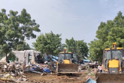 ग्रेटर नोएडा प्राधिकरण ने पतवाड़ी गांव के पास ग्रीन बेल्ट से 24 अवैध दुकानों को बुलडोजर से गिराया, 1 लाख वर्ग मीटर जमीन मुक्त