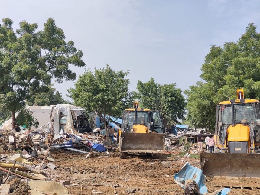 ग्रेटर नोएडा प्राधिकरण ने पतवाड़ी गांव के पास ग्रीन बेल्ट से 24 अवैध दुकानों को बुलडोजर से गिराया, 1 लाख वर्ग मीटर जमीन मुक्त