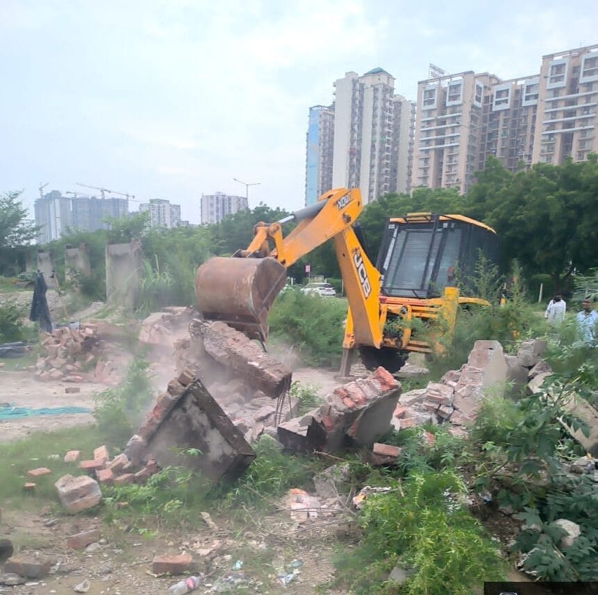 ग्रेटर नोएडा: बिसरख के ऐमनाबाद गाँव में गरजा #GNIDA का बुलडोजर, ₹18 करोड़ की जमीन कराई अतिक्रमण मुक्त