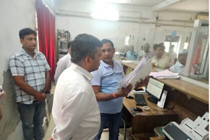 सरकारी दफ्तरों में खत्म हो बिचौलियों का खेल: डीएम ने औचक निरीक्षण में दिए सख्त निर्देश