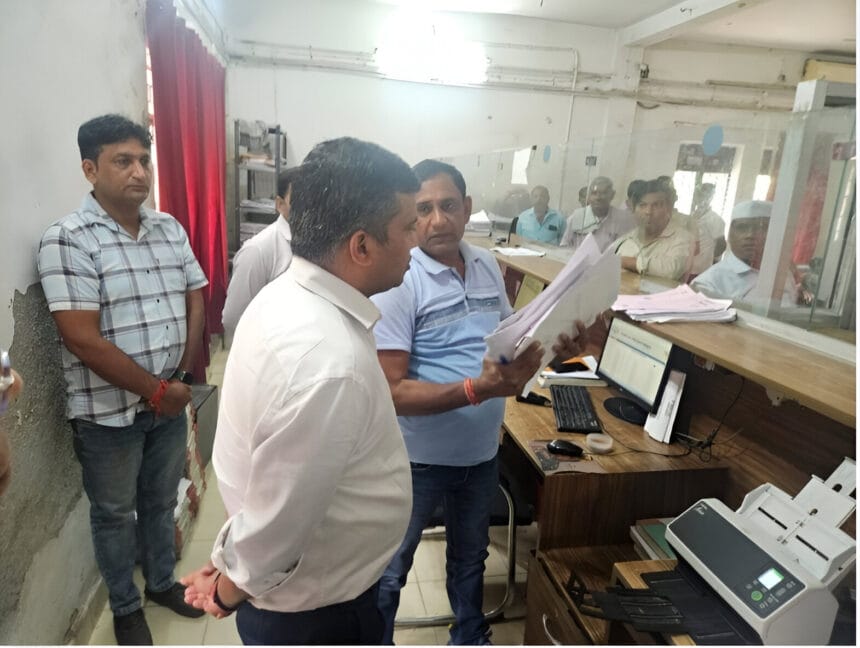 सरकारी दफ्तरों में खत्म हो बिचौलियों का खेल: डीएम ने औचक निरीक्षण में दिए सख्त निर्देश