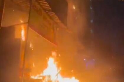 नोएडा अग्निकांड: नया गांव में सिलेंडर विस्फोट से मचा हड़कंप, 100 लोग छत पर फंसे, रेस्क्यू कर बचाई गई जानें