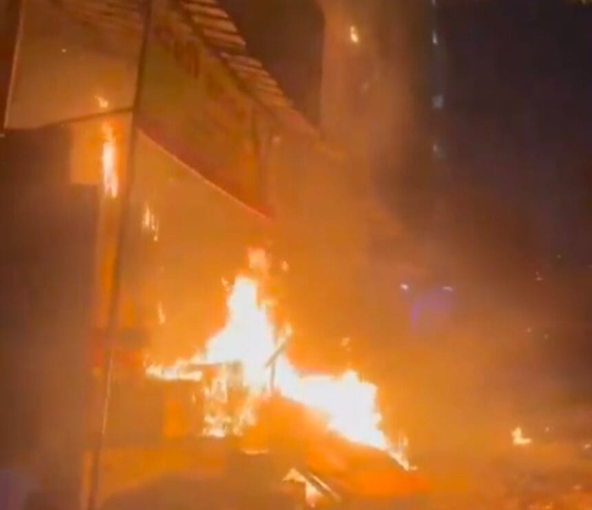 नोएडा अग्निकांड: नया गांव में सिलेंडर विस्फोट से मचा हड़कंप, 100 लोग छत पर फंसे, रेस्क्यू कर बचाई गई जानें