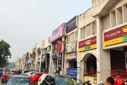 ग्रेटर नोएडा के जगत फार्म मार्केट में एप्पल के नकली प्रोडक्ट्स का भंडाफोड़, पांच दुकानदार गिरफ्तार