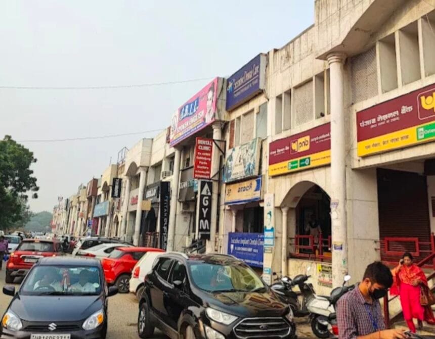 ग्रेटर नोएडा के जगत फार्म मार्केट में एप्पल के नकली प्रोडक्ट्स का भंडाफोड़, पांच दुकानदार गिरफ्तार