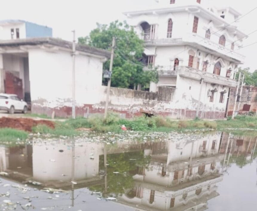 डूंगरपुर के रीलखा गांव में तालाब ओवरफ्लो से मचा हड़कंप, घरों में घुसा गंदा पानी, ग्रामीणों ने दी आंदोलन की चेतावनी