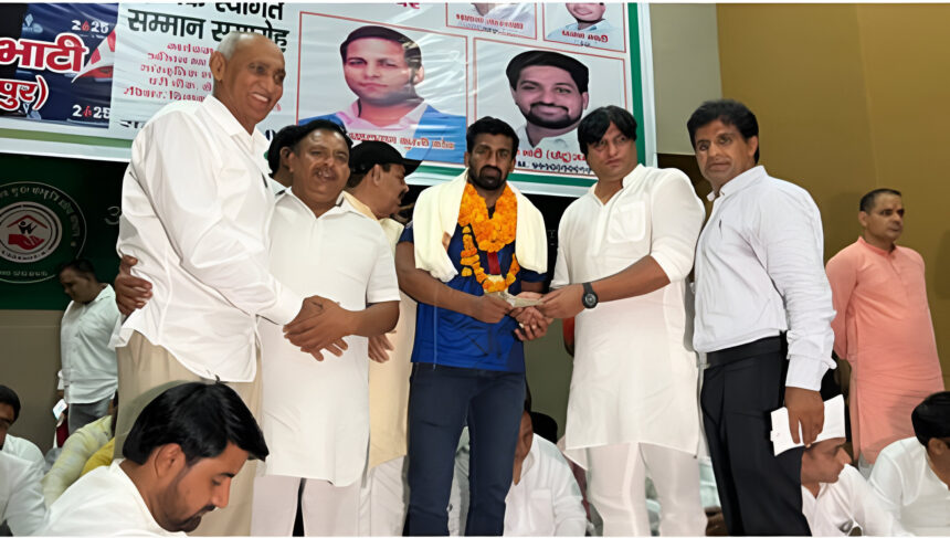 गोल्ड मेडल विजेता राजेश भाटी का हुआ भव्य सम्मान, कुश्ती संघ अध्यक्ष ने ₹1.51 लाख की राशि भेंट की