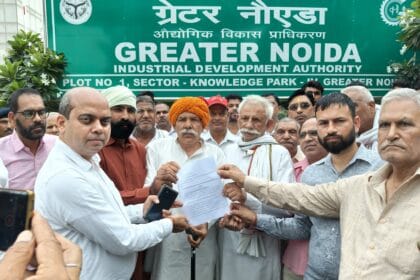 किसानों ने उठाई हक की आवाज़, आबादी भूखंड को लेकर सौंपा ज्ञापन