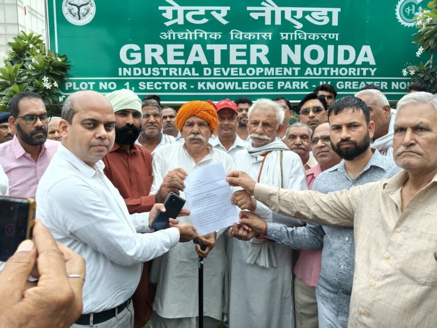 किसानों ने उठाई हक की आवाज़, आबादी भूखंड को लेकर सौंपा ज्ञापन