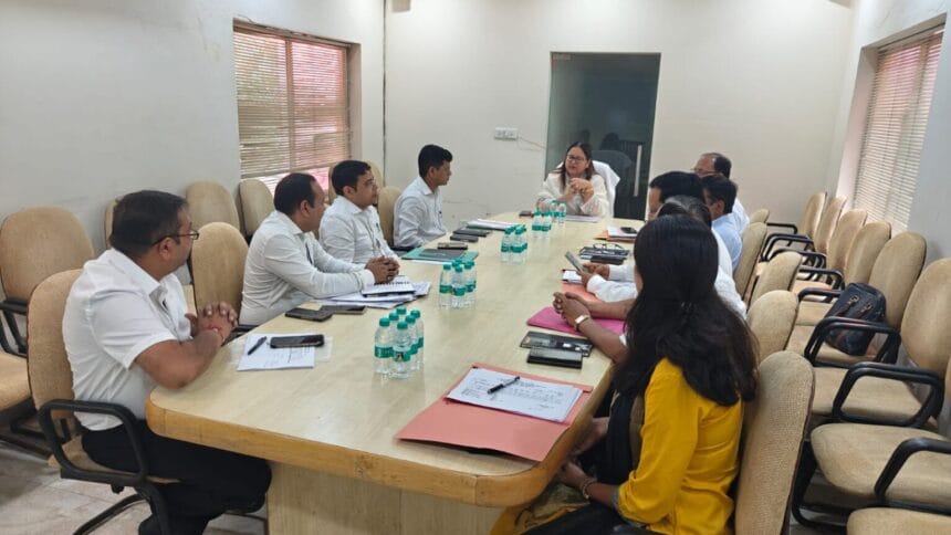 नोएडा में स्टाम्प व निबंधन विभाग की समीक्षा बैठक: राजस्व लक्ष्य और जन सुविधाओं पर खास जोर