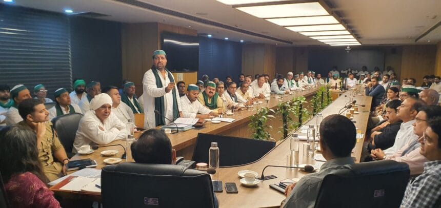 ग्रेटर नोएडा: किसानों की मांगों पर 4.5 घंटे चला मंथन, प्रशासन ने दिया समाधान का आश्वासन