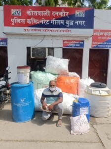  ग्रेटर नोएडा: खंडहर में चल रही थी नकली शराब की फैक्ट्री, "For Sale in UP" लिखी पेटियों के साथ एक गिरफ्तार