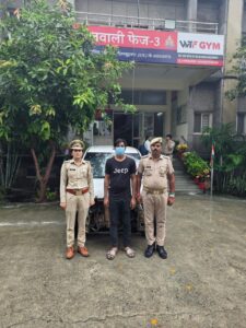 नोएडा: कैब में परिवार को बनाया बंधक, फिल्मी अंदाज में चिल्लाकर बचाई जान, सर्विलांस से पकड़ा गया ड्राइवर 