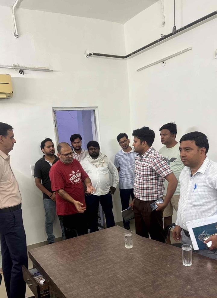 ग्रेटर नोएडा वेस्ट में कूड़ा न उठाने पर एक्शन, दो सोसायटियों पर लगा ₹40,600 का जुर्माना 