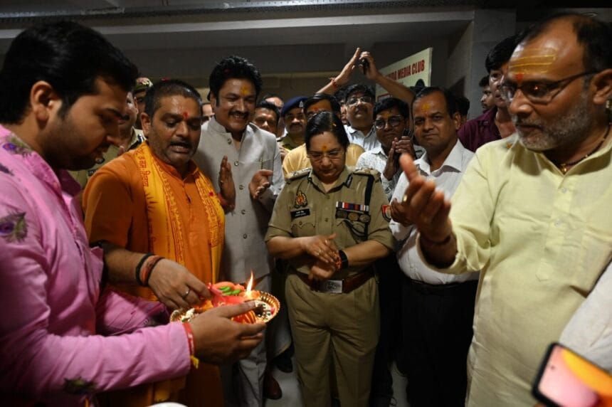 तस्वीरों के जरिए समाज का आईना: नोएडा मीडिया क्लब में तीन दिवसीय फोटोग्राफी प्रदर्शनी पुलिस कमिश्नर लक्ष्मी सिंह ने किया शुभारंभ