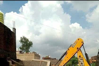 ग्रेटर नोएडा: डूब क्षेत्र में 25,000 वर्ग मीटर जमीन पर चला प्राधिकरण का बुलडोजर, अवैध कॉलोनी ध्वस्त