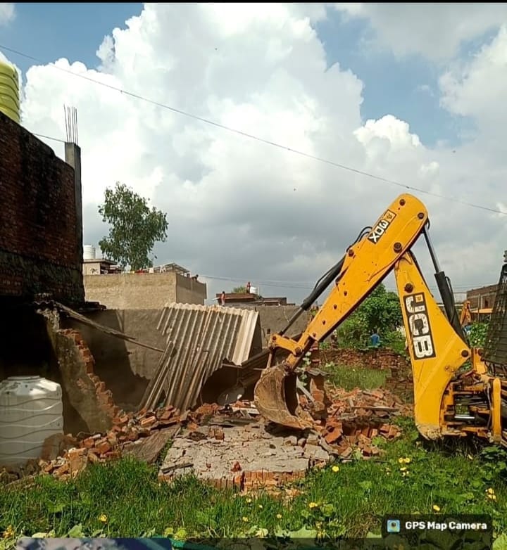 ग्रेटर नोएडा: डूब क्षेत्र में 25,000 वर्ग मीटर जमीन पर चला प्राधिकरण का बुलडोजर, अवैध कॉलोनी ध्वस्त