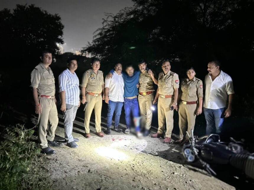 नोएडा में पुलिस मुठभेड़, 25 हजार का इनामी बदमाश गोली लगने से घायल, चाकूबाजी की घटना में था वांछित