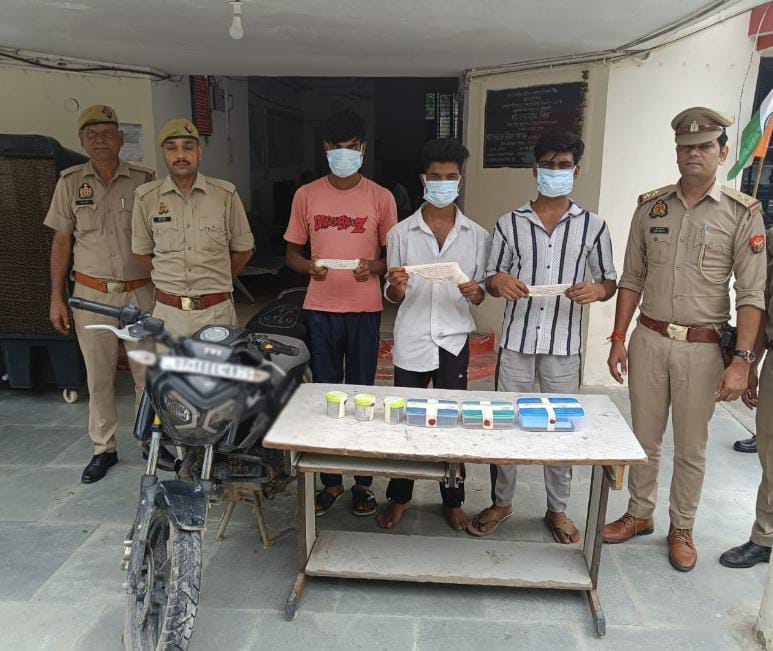 नोएडा में पुलिस मुठभेड़ के बाद 3 शातिर मोबाइल स्नैचर गिरफ्तार, चोरी के 5 फोन और अवैध हथियार बरामद