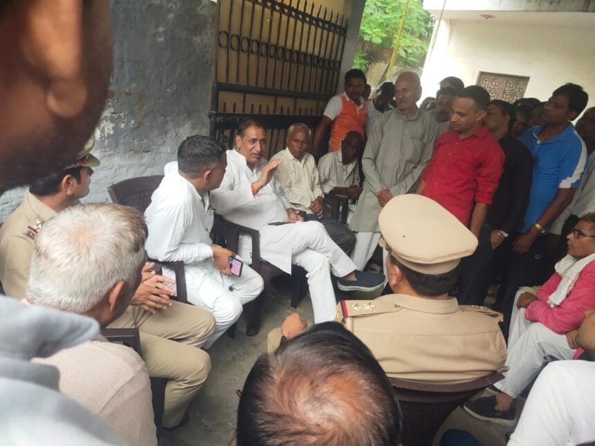 ग्रेटर नोएडा: समाजसेवी नरेश प्रजापति हत्याकांड का जल्द होगा खुलासा, पुलिस के हाथ लगे अहम सुराग,विधायक तेजपाल नागर ने परिवार को सांत्वना दी।