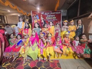  पैरामाउंट गोल्फ फॉरेस्ट में धूमधाम से मनी जन्माष्टमी, रंगीन बर्फ का श्रृंगार और बच्चों के नृत्य ने मोहा मन