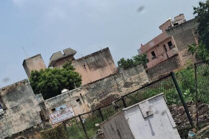 ग्रेटर नोएडा: तालाबों पर कूड़ेदान रखकर NGT और सुप्रीम कोर्ट के आदेशों की अवहेलना, 124 गांवों में जल संकट का खतरा