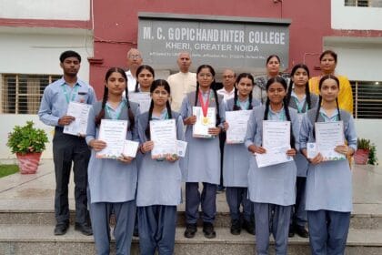 ग्रेटर नोएडा की वंशिका ने 40 स्कूलों के 700 छात्रों को पछाड़कर युवा संसद में जीता स्वर्ण पदक