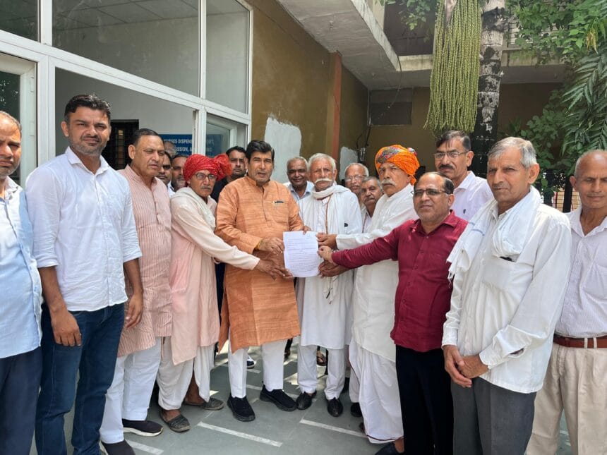 ग्रेटर नोएडा: 4% विकसित भूखंड के लिए किसानों ने MLC को सौंपा ज्ञापन, मुख्यमंत्री तक पहुंचेगी आवाज