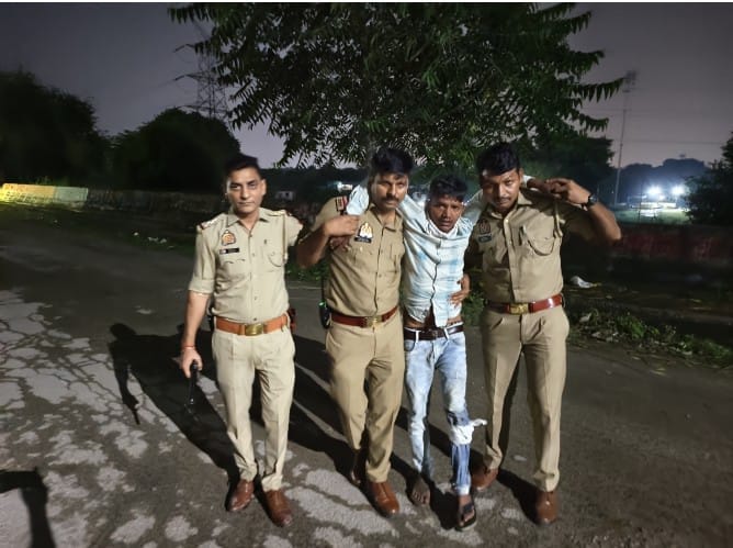 नोएडा में पुलिस और बदमाश के बीच मुठभेड़, जवाबी फायरिंग में शातिर अपराधी गोली लगने से घायल
