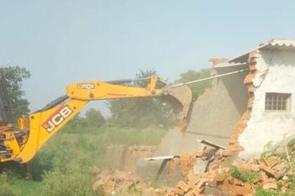 ग्रेटर नोएडा भनौता गाँव में अवैध कालोनी पर गरजा बुलडोजर, ₹130 करोड़ की जमीन कराई गई मुक्त