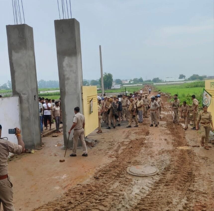 ग्रेटर नोएडा :  तालड़ा गाँव में भू-माफियाओं पर बड़ी कार्रवाई, 100 करोड़ की जमीन पर चला बुलडोजर