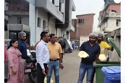 रक्षाबंधन पर 'मिठास' में 'जहर' मिलाने वालों पर खाद्य विभाग का शिकंजा, 328 लीटर तेल और 35 किलो गंदा खोया जब्त,चिटहेरा, दादरी और बिसरख,कुलेसरा , नोएडा से 14 नमूनों को जांच, छापेमारी में खुला मिठाई का गंदा सच।