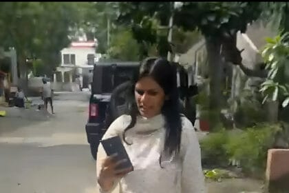 अल्फा 2 कूड़ा गाड़ी रोकने वाली महिला पर प्राधिकरण ने कसा शिकंजा, मामला दर्ज, भारतीय टॉक न्यूज़ की ख़बर का असर।