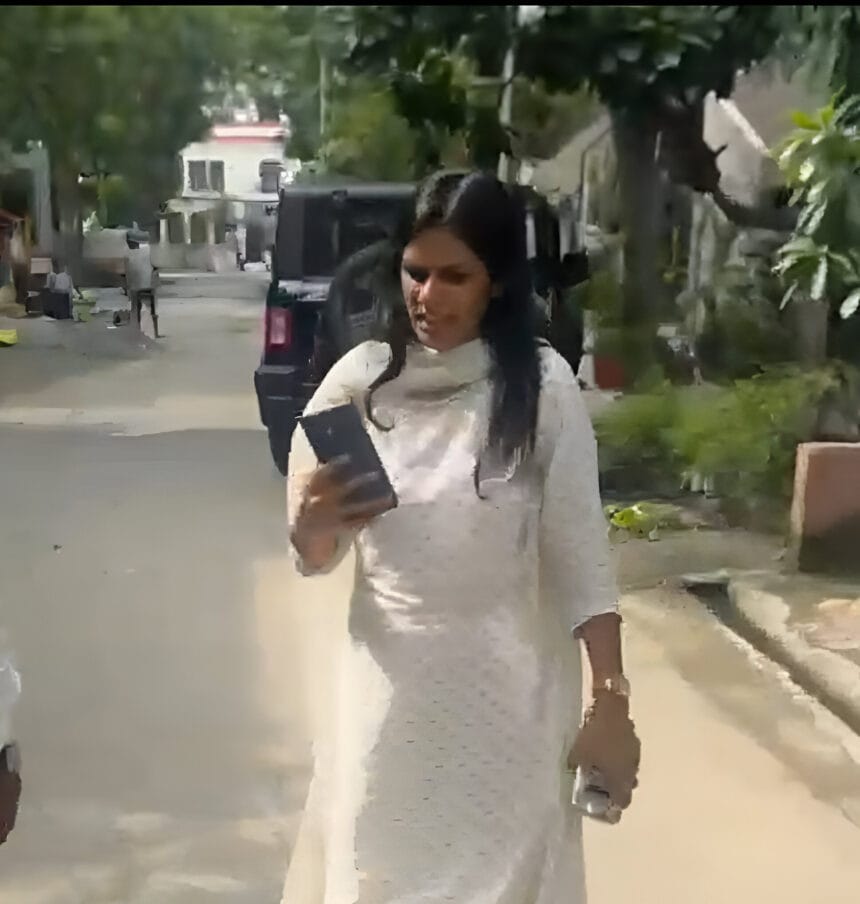 अल्फा 2 कूड़ा गाड़ी रोकने वाली महिला पर प्राधिकरण ने कसा शिकंजा, मामला दर्ज, भारतीय टॉक न्यूज़ की ख़बर का असर।