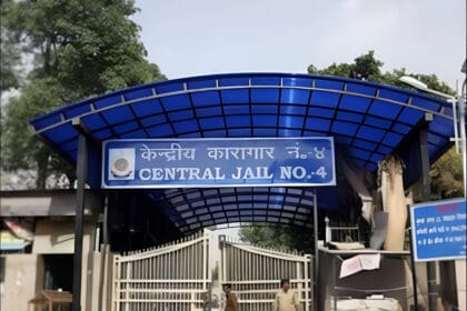 तिहाड़ जेल में बड़ा हादसा: बरसाती नाले में डूबने से दो कैदियों की दर्दनाक मौत, तीन अधिकारी निलंबित