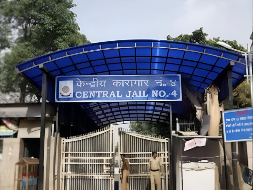 तिहाड़ जेल में बड़ा हादसा: बरसाती नाले में डूबने से दो कैदियों की दर्दनाक मौत, तीन अधिकारी निलंबित