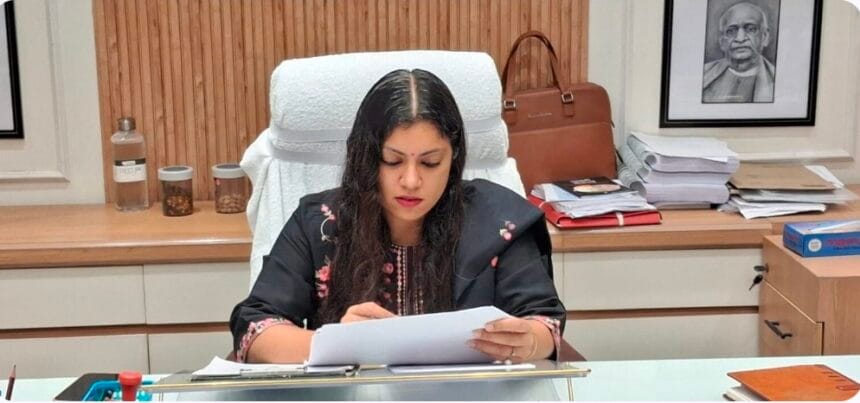 IGRS पोर्टल पर शिकायतों के निस्तारण में लापरवाही, डीएम मेधा रूपम का कड़ा एक्शन, कई अधिकारियों का वेतन रोका