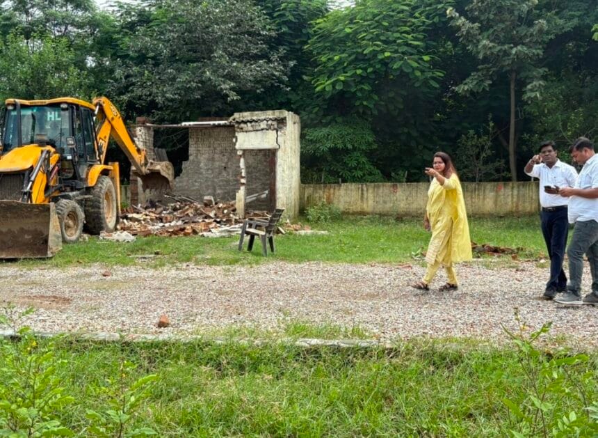 नोएडा के डूब क्षेत्र में गरजा बुलडोजर, 105 करोड़ रुपये की सरकारी जमीन कराई गई कब्जा मुक्त