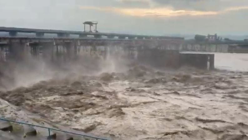 यमुना उफान पर: नोएडा और ग्रेटर नोएडा में बाढ़ का खतरा, हाई अलर्ट जारी, डूब क्षेत्र में 5 फीट तक पानी