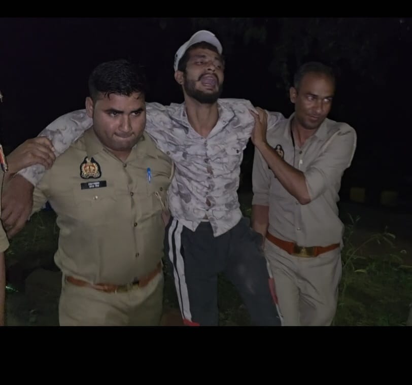 नोएडा में पुलिस मुठभेड़ में 25 हजार का इनामी बदमाश घायल, अवैध हथियार और चोरी का माल बरामद