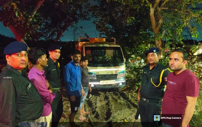 ग्रेटर नोएडा में कूड़ा फेंकने पर बड़ी कार्रवाई, दो ट्रैक्टर-ट्रॉली जब्त, एक लाख का जुर्माना