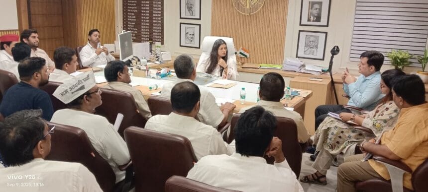 गौतम बुद्ध नगर में स्नातक एवं शिक्षक निर्वाचन: मतदेय स्थलों के निर्धारण हेतु राजनीतिक दलों के साथ बैठक संपन्न