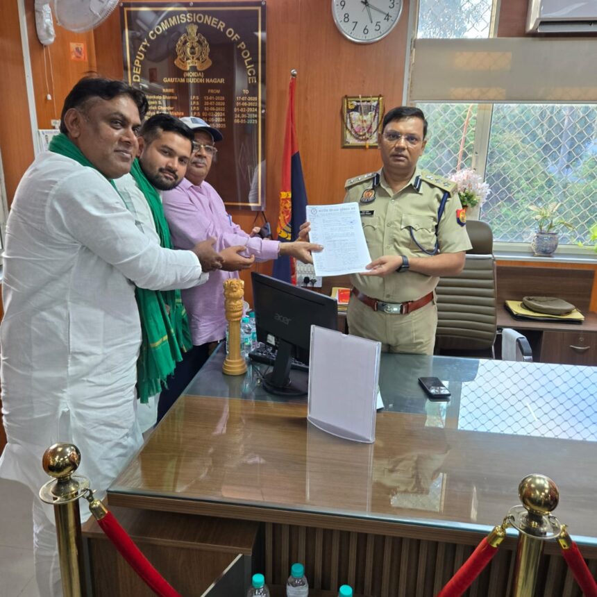नोएडा प्राधिकरण की वादाखिलाफी के खिलाफ किसानों का गुस्सा भड़का, डीसीपी को सौंपा ज्ञापन