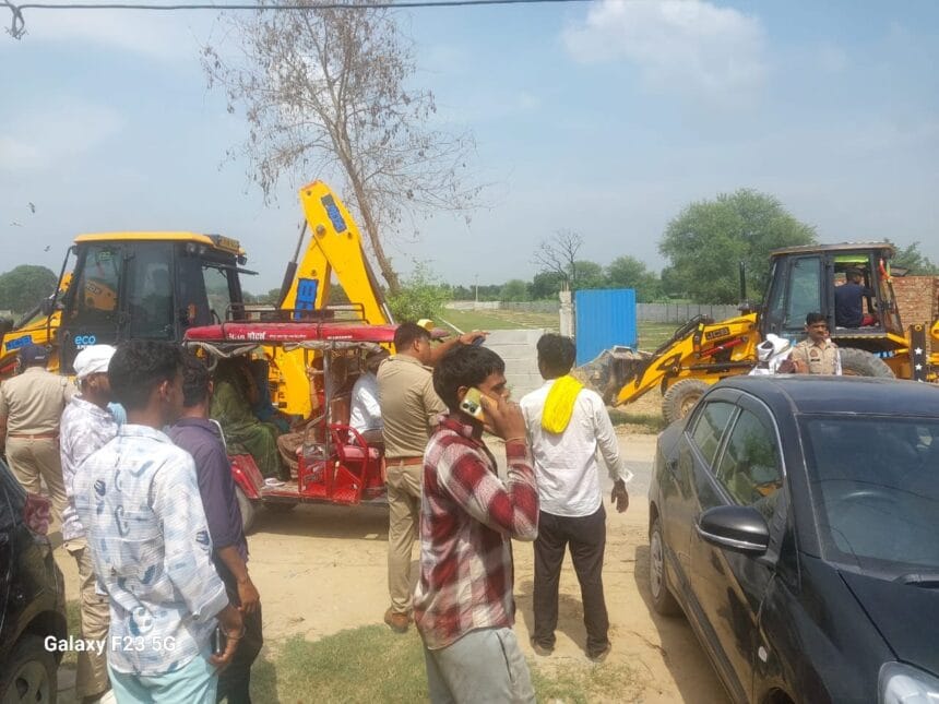 यमुना प्राधिकरण का बुलडोजर गरजा, जेवर में 226 करोड़ की जमीन पर अवैध निर्माण ध्वस्त