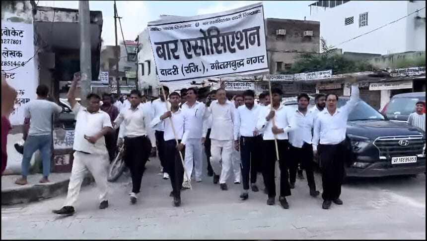 दादरी में सब-रजिस्ट्रार कार्यालय के स्थानांतरण का विरोध: वकीलों की हड़ताल आठवें दिन भी जारी, समर्थन में उतरे कई सामाजिक संगठन