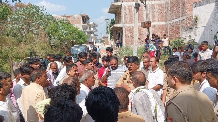 ग्रेटर नोएडा: पंचायत में ज़मीनी विवाद बना खूनी संघर्ष, ताबड़तोड़ फायरिंग में 2 लोग घायल, 4 हिरासत में