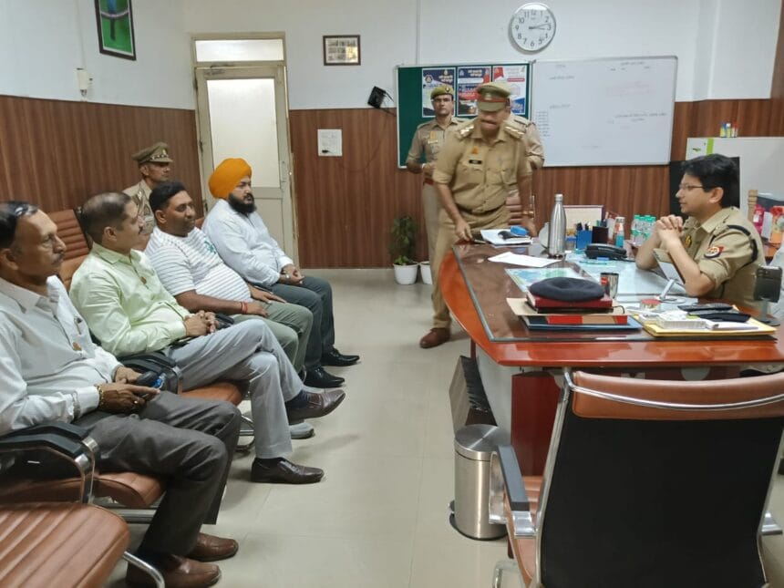 आगामी त्यौहारों से पहले गौतमबुद्धनगर पुलिस अलर्ट, डीसीपी ने व्यापारियों के साथ बैठक कर सुरक्षा का दिया आश्वासन