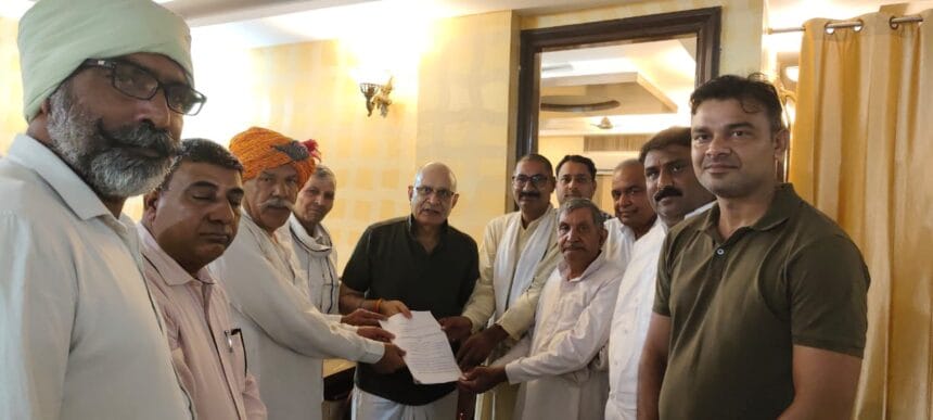 ग्रेटर नोएडा: 4% आबादी भूखंड की माँग को लेकर गरजे किसान, एमएलसी नरेंद्र भाटी को सौंपा ज्ञापन; मुख्यमंत्री तक बात पहुँचाने का आश्वासन
